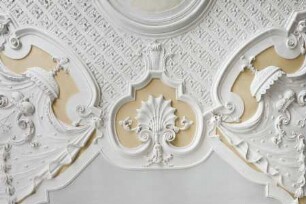 Decke der Kantine — Zwei Kartuschen mit Muschelornament — Kartusche (Ornament)
