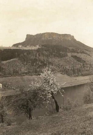 Lilienstein : Elbsandsteingebirge. Der Lilienstein von Westen, über die Elbe gesehen