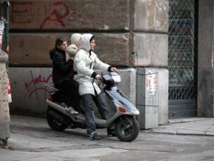 Palermo, Familie auf dem Motorroller in der Altstadt