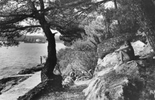 Jugoslawien (heute Kroation). Die Frau des Fotografen, Fidi, sitzt am Strand