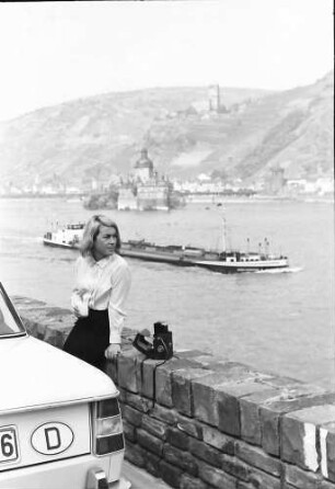 Kaub: [Pfalz vor Kaub, Burg Gutenfels] mit Margrit und BMW-Heck