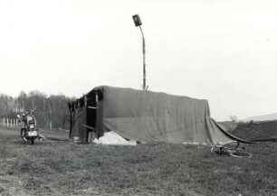 Hexenbrennen in Mehltheuer : Gesellschaftliche Volkskultur - Frühling. Ort: Lubjenc / Mehltheuer. Hexenbrennen. Zelt für die Besucher des Hexenfeuers in Mehltheuer