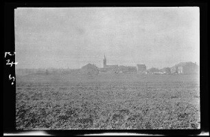 Blick auf Gravelotte (Dep. Moselle, Frankreich) mit Acker im Vordergrund