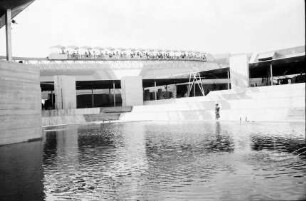 Lausanne: Teich und Monorail an der Industriehalle