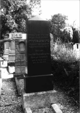 Grabstein 146 (Index: 99796814) Material: Granit Zustand: gut Maße HxBxT: 196x50x24 cm Beschreibung: Obelisk, getreppter Sockel: Grabstein 146