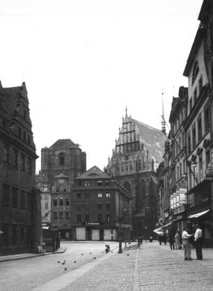 Nysa (Neisse), Rynek Maślany (Buttermarkt), Blick nach Nordosten zum Glockenturm und zur Pfarrkirche St. Jakobi