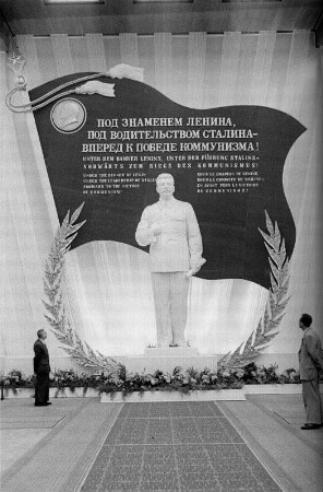 Ausstellung der Sowjetunion im Gebäude des Finanzministeriums der DDR am Werderschen Markt anlässlich der III. Weltfestspiele in Berlin : Statue von Josef Stalin