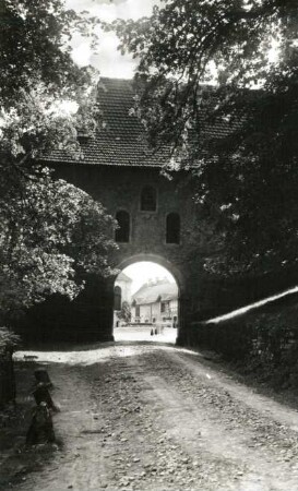 Rodeberg, Kloster Zella : Rodeberg. Kloster Zella (ehemaliges Benediktiner-Nonnen-Kloster, 12. Jahrhundert), heute evangelisches Alten- und Pflegeheim. Torhaus mit offenem Tor (17./18. Jahrhundert), Ansicht von Norden