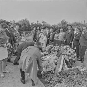 Bart Kranzniederlegung Friedhof