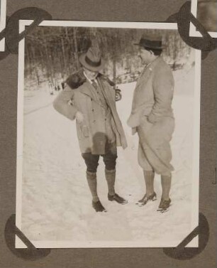 Heinrich Zimmer und ein Herr im Schnee stehend