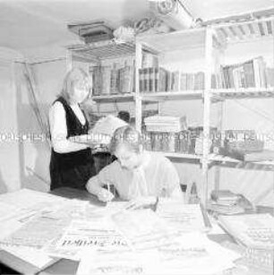 Mitglieder der AG "Junge Historiker" der Goethe-Oberschule Gardelegen recherchieren in Zeitschriften und Büchern