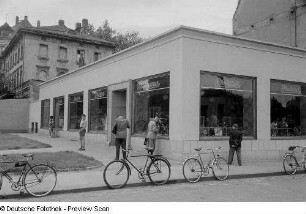 Passanten betrachten die Schaufenster des Fahrradgeschäftes "Preisser" an der Gabelsbergerstraße