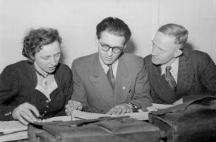 2. Fachtagung für Volks- und Laienkunst : Teilnehmer einer Veranstaltung im Gespräch