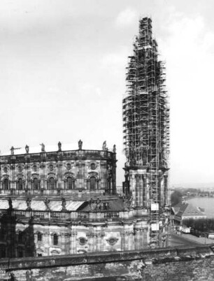 Dresden-Altstadt. Hofkirche (1738-1756; G. Chiaveri). Blick vom Dach des Ständehauses zur Kirche mit eingerüstetem Turm