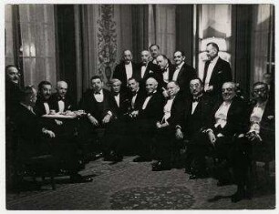 Abendempfang bei Éduard Herriot während der Genfer Abrüstungskonferenz im Hotel des Bergues. von links (sitzend): N. N. , Edvard Beneš, Sir Herbert Samuel, Norman Davis,Édouard Herriot, Joseph Paul Boncour, Rudolf Nadolny, Sir John Simon, Maxim Litwinow; stehend 2.von links: Georges Leygues; rechts dahinter: Prof. René Cassin