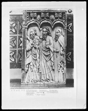 Diptychon — Altar in geöffnetem Zustand — Rechter Altarflügel mit dem Heiligen Bartholomäus, dem Heiligen Jakobus dem Älteren und dem Heiligen Antonius