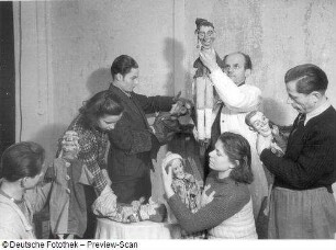 Puppenspieler der "Leipziger Puppenbühne" : Leipzig. Puppenspieler der "Leipziger Puppenbühne", Aufnahme Heyde 1948