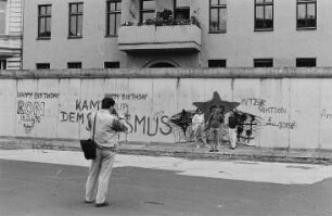 Erinnerungsfoto an der ehemalige Staatsgrenze zu Westberlin/Berliner Mauer