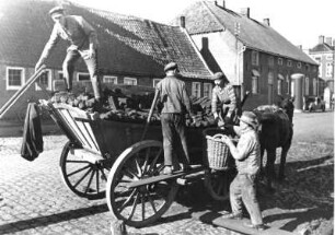 Weener. Der Torf wird von Kähnen auf Wegen verladen; 1934