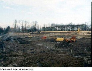Baustelle Sächsische Landesbibliothek - Staats- und Universitätsbibliothek Dresden, Zentralbibliothek. Herstellen der Verpressanker für den Trägerwandverbau. Blick zum Bürogebäude Zellescher Weg 17 : Dresden-Räcknitz, Zellescher Weg 18. Baustelle Sächsische Landesbibliothek - Staats- und Universitätsbibliothek Dresden, Zentralbibliothek. Herstellen der Verpressanker für den Trägerwandverbau. Blick zum Bürogebäude Zellescher Weg 17