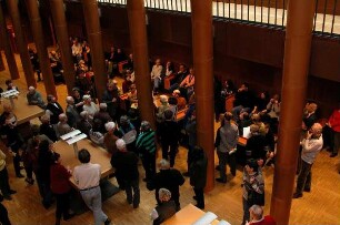 Freihandbereich (Ebene -2) : Besucher im Freihandbereich (Ebene -2)
