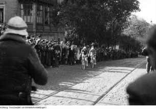 Dresden, Strehlen, Sportplatz, Radrennen Internationale Friedensfahrt, Donath-Ausstellung (Produkte der Obstkelterei Donath, ab 1950 VEB Lockwitzgrund), Oktober 1951