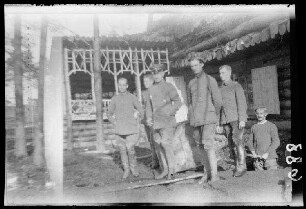 Offiziere vor einem Blockhaus mit Veranda