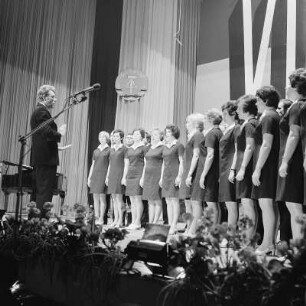 Kulturprogramm anlässlich des VIII. Bundeskongresses der Domowina in Bautzen 1973 - Chor „Budyšin“ mit Dirigent Jan Bulang : Kulturny program na VIII. Zwjazkowym kongresu Domowiny w Budyšinje 1973. Spěwa chór Budyšin pod nawodom Jana Bulanka : Bautzen / Budyšin
