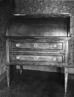 Schreibschrank : Schreibschrank. Holz. Ansicht mit heruntergeklappter Schreibplatte (vielleicht im Heimatmuseum in Weiler Kreis Konstanz)
