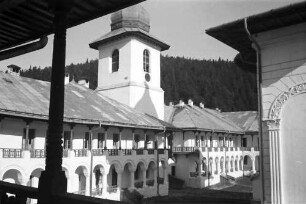 Agapia: Kloster Agapia Deal, Klosterhof und Kirche, Hintergrund Wald