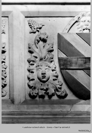 Zwei Wappen der Familie Corsini und Bruderschafts-Wappen der Cavalieri Gaudenti an der Schauseite - Corsini-Grab: Sarkophag
