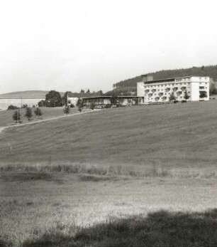 Cämmerswalde-Rauschenbach (Kreis Brand-Erbisdorf). Blick zur Sperrmauer und zum FDGB-Erholungszentrum "Paul Gruner"