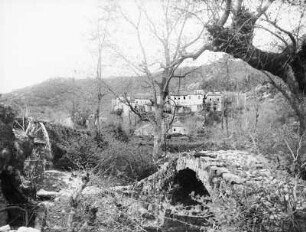 Brücke mit Dorf : Aufnahme mit einer Steinbrücke. Im Hintergrund ein Dorf