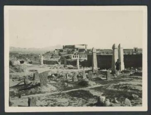 Friedhof und Burg mit eigenartigen Grabsteinen in Kasr Schirin, beim Grenzort von Irak und Persien