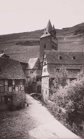 Bacharach : Bacharach. Altstadtgasse mit dem Holztor gegen die Weinberge
