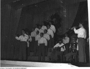 Dresden, Staatliches Volkskunstensemble der DDR. Darbietungen von Tänzern, Chor und Kapelle, April 1956