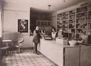 Milchkontrolle in einem Laden : Dresden (?). Milchkontrolle in einem Laden