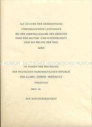Vordruck der Urkunde zur Clara Zetkin-Medaille (blanko)