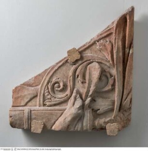 Relieffragment mit Figur vor Akanthusranken