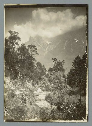 Vorm Karwendel vom Latscheneck aus bei Mittenwald : Mittenwald. Ortsteilansicht gegen die Wettersteinspitze. Winteraufnahme