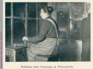 Industriearbeiterin an Walzenstraße