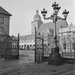 Blick vom Schlosshof zur Marienkirche : Dessau, Blick vom Schlosshof über den Großen Markt auf die Kolonnaden und die Marienkirche