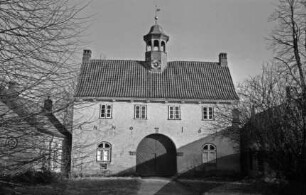 Gut Jersbek: Torhaus: Blick von Westen: beiderseits Flügelbauten