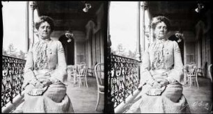 Aix-les-Bains. Hôtel Beau-Site. Baronin Mme de Montmorency auf der Hotelterrasse