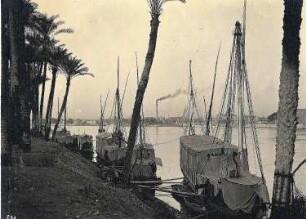 Kairo, Ägypten. Blick über den Nil mit Booten am Ufer