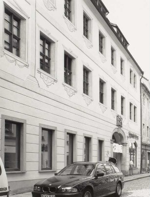 Pirna, Wohnhaus : Pirna-Altstadt. Wohnhaus (sogenanntes Kommandantenhaus) mit Laden. Schössergasse 3 (17. Jahrhundert, bezeichnet 1751). Straßenansicht