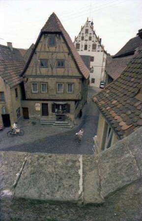 Dettelbach: alte Häuser von oben, Kirchenmauer
