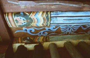 Bemalte Deckenbalken vermutlich in einem buddhistischen Tempel