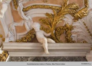 Putto mit Palmwedel und Feston