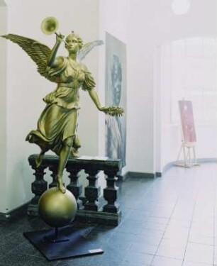 Fama nach R. Henze : Raumaufnahme Zwischenflur. Ansicht mit "Fama" (2005; S. Jacob)